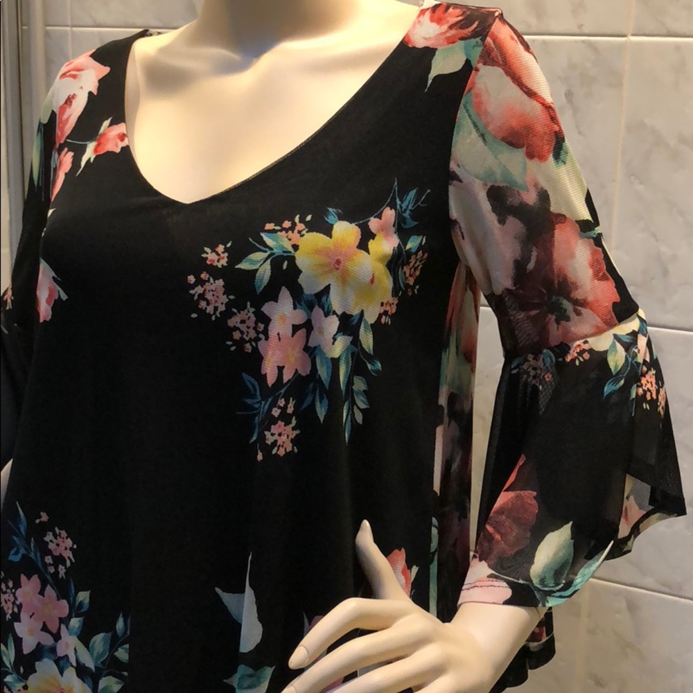 3/4 bell sleeve scoop neck floral dress. - Picture 5 of 8